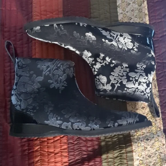 AMALFI* Emiliano soft floral ankle boot w/patent accent slight wedge sole sz 6.5 - Picture 6 of 13